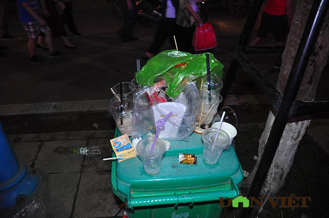 Hạ Long ngập rác sau đêm hội Carnaval